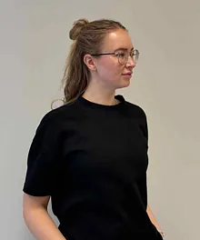 Solveig i svart antrekk